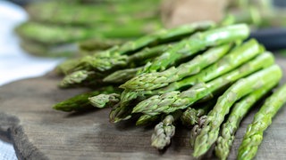 Grüner Spargel auf einem Brett