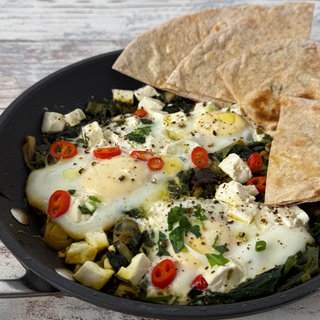 Grünes Shakshuka mit Spinat und Lauchzwiebeln