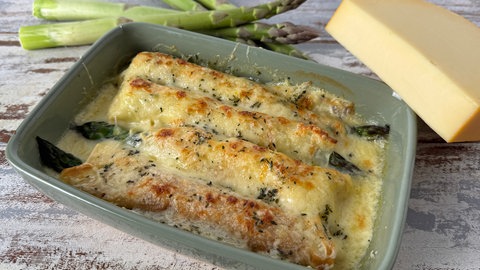 Gratinierte Flädle mit grünem Spargel und Orangen-Béchamel