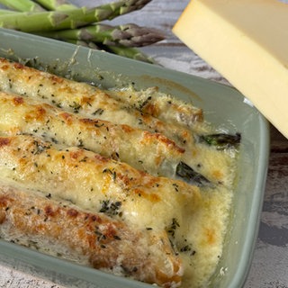 Gratinierte Flädle mit grünem Spargel und Orangen-Béchamel