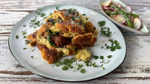 Würziger Kaiserschmarren mit Spargel-Rhabarber-Salat