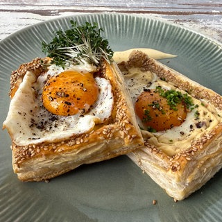 Blätterteig-Tartelettes mit Spiegelei und Kräuterfrischkäse	