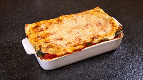 Die Spinat Lasagne knusprig und goldbraun mit Käse überbacken frisch aus dem Ofen.