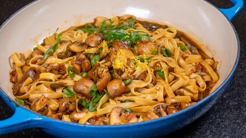 Pasta mit Pilzen: Wie im Rezept beschrieben, wird die Nudelpfanne mit Chamgignons in einer Pfanne zubereitet.