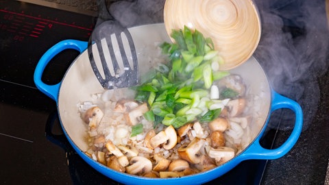 Pasta mit Pilzen: In die Nudelpfanne wird neben Champignons auch Lauch hinzugegeben, so wie im Rezept beschrieben.