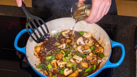 Pasta mit Pilzen: Wie im Rezept beschrieben, wird der Nudelpfanne mit Champignons mit Weißwein abgelöscht.