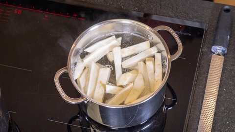 Sellerie Sticks werden im Wasser gekocht.