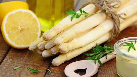 Ein Bund weißer Spargel mit Zitrone und Öl