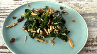Gebratener Spinat mit Rosinen und Mandeln