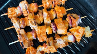 Grillspieße auf gusseiserner Grillpfanne