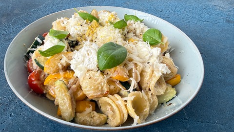 Orecchiette mit Zucchini, Zitrone und Ricotta