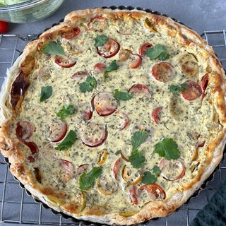 Kartoffeltarte mit Tomaten-Kräuter-Füllung und Gurkensalat