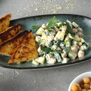 Zucchini-Kichererbsensalat mit Joghurtdressing und French Toast