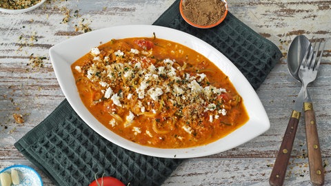 Zucchini-Nudeln mit Tomaten-Kokossoße