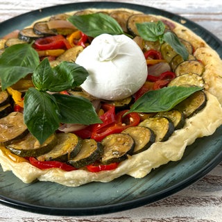 Zucchini-Tarte-Tatin mit Burrata und Tomatensalat