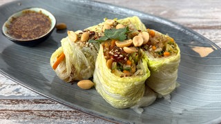 Gebratene Chinakohlrollen mit Karotten und Erdnüssen	