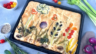 Focaccia mit Gemüseblumen