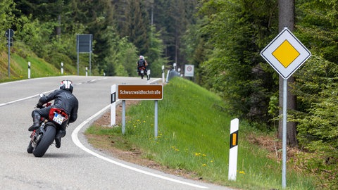 Mehr Sicherheit durch Motorrad-Airbags? Motorradfahren gilt im Vergleich zu anderen Verkehrsmitteln als vergleichsweise gefährlich. Lassen sich mit Motorrad-Airbags schwere oder gar tödliche Verletzungen verhindern?  Motorrad auf der Schwarzwaldhochstraße