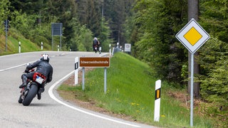 Mehr Sicherheit durch Motorrad-Airbags? Motorradfahren gilt im Vergleich zu anderen Verkehrsmitteln als vergleichsweise gefährlich. Lassen sich mit Motorrad-Airbags schwere oder gar tödliche Verletzungen verhindern?  Motorrad auf der Schwarzwaldhochstraße