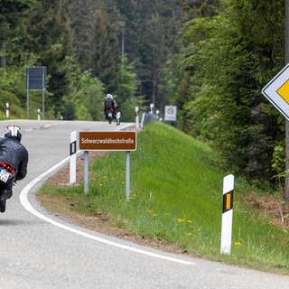 Mehr Sicherheit durch Motorrad-Airbags? Motorradfahren gilt im Vergleich zu anderen Verkehrsmitteln als vergleichsweise gefährlich. Lassen sich mit Motorrad-Airbags schwere oder gar tödliche Verletzungen verhindern?  Motorrad auf der Schwarzwaldhochstraße