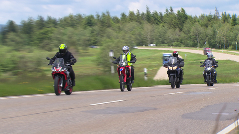 Die Schwarzwaldhochstraße ist eine sehr beliebte Strecke für Motorräder und gut geeignet für eine Testfahrt mit einer Airbag-Weste. Ein Motorrad-Airbag soll nicht nur mehr Sicherheit bringen, sondern muss auch gut zu tragen sein.  Motorrräder auf der Schwarzwaldhochstraße