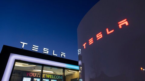 Zu sehen ist eine Fabrik des E-Auto Herstellers Tesla. Tesla führt den Gegenmarkt zu den Verbrennern an.