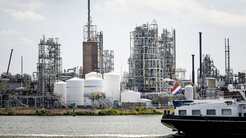 Um die Chemiefabrik Chemours in Belgien ist das Wasser mit giftigen PFAS verseucht. Die neue Recyclingmethode kann nicht verhindern, dass die Stoffe in die Umwelt geraten.