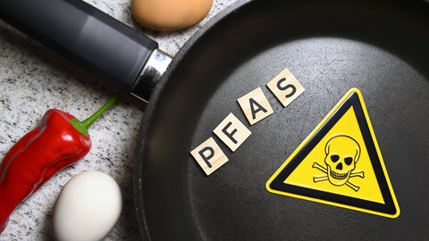 Die umweltschädlichen PFAS machen Oberflächen fett- und wasserresistent - so auch die Teflon-Beschichtung der Pfanne.