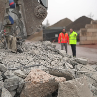 Klimaschutz durch Baustoffrecycling: Der Recyclinghof Feeß in Kirchheim Teck betreibt Kreislaufwirtschaft und spart so klimaschädliches CO2 ein.