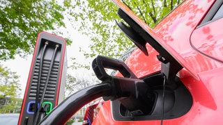 Feststoffbatterien gelten als vielversprechende Alternative zu Lithium-Ionen-Batterien.