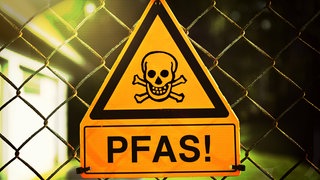 Ein internationales Forscherteam mit deutscher Beteiligung hat ein neues Verfahren entwickelt, mit dem sich giftige PFAS-Chemikalien aus Wasser herausfiltern lassen können.