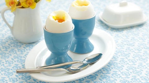 Wie bekommen wir das perfekt gekochte Ei, mit einem cremigen Eigelb und einem optimal gegarten, nicht zu trockenen Eiweiß? Forschende aus Italien beschreiben im Journal “Communications Engineering” eine neue Methode.