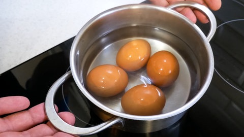 Wie bekommen wir das perfekt gekochte Ei, mit einem cremigen Eigelb und einem optimal gegarten, nicht zu trockenen Eiweiß? Forschende aus Italien beschreiben im Journal “Communications Engineering” eine neue Methode.