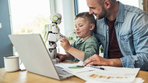 Auch als Eltern, kann man außerhalb der Schule die Chancen und Risiken von KI selbst testen