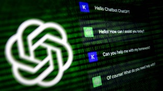 ChatGPT Logo und Dialog mit dem Chatbot. Der User fragt den Chatbot, ob er ihm bei den Hausaufgaben helfen kann. ChatGPT bejaht dies. 