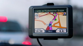 Navi im Auto zeigt den Weg: Das Navi zeigt Straßen, Kreuzungen, Tankstellen oder einen Fluss, aber es zeigt nicht die typischen Punkte, an denen wir uns ohne Navi orientieren würden: markante Gebäude, hohe Türme oder Berge im Hintergrund. Und es hebt die eigene Strecke farblich stark hervor. Dadurch bekommt man kein Gefühl für die Struktur einer Stadt. 