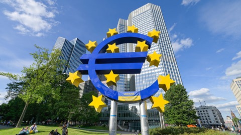 Eurotower mit der Euro-Skulptur von  Ottmar Hörl in Frankfurt am Main; hier hat die Europäische Zentralbank (EZB) ihren Sitz