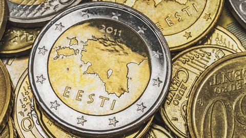 Euro-Münzen aus Estland. Das 2-Euro-Stück mit der Aufschrift "EESTI" und "2011" zeigt auf der Rückseite das Festland sowie die beiden Inseln Saaremaa und Hiiumaa: Die zweifarbigen Euro-Münzen bestehen aus zwei unterschiedlichen Materialien.