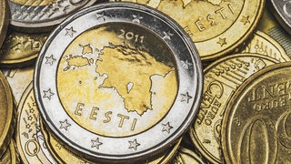Euro-Münzen aus Estland. Das 2-Euro-Stück mit der Aufschrift "EESTI" und "2011" zeigt auf der Rückseite das Festland sowie die beiden Inseln Saaremaa und Hiiumaa: Die zweifarbigen Euro-Münzen bestehen aus zwei unterschiedlichen Materialien.