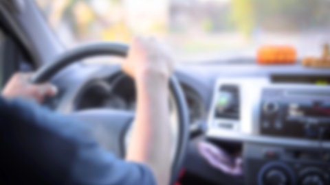 Mensch am Steuer eines Autos, tags: selbstfahrende Autos, sicher, Menschen
