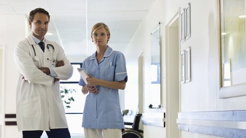 Der Mann ist der Arzt, die Frau ist die Krankenschwester: KI-Modelle vertreten bislang meistens traditionelle Vorstellungen von Geschlechterollen. Psychotests können solche unterschwelligen Vorstellungen transparent machen.