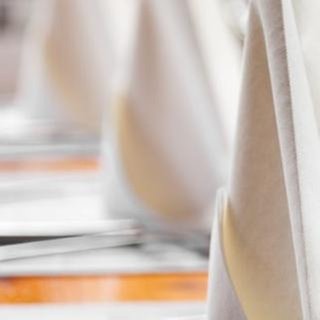 Gläser, Besteck und Servietten auf einem Tisch im Restaurant.