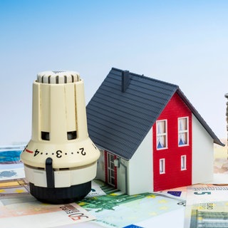 Heizkörperthermostat neben Geldstapel