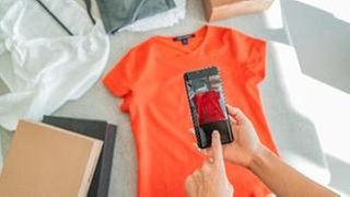Fotografiertes Shirt auf Smartphone Display