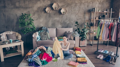 Frau Sortiert Kleidung aus