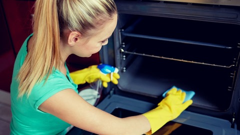 Backofen reinigen mit einem weichen Putzschwamm