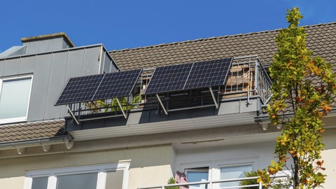 Balkonkraftwerk an einem Balkon