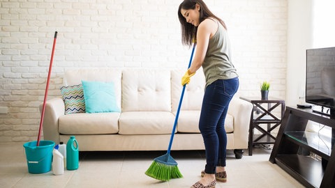 Frau kehrt mit einem Besen