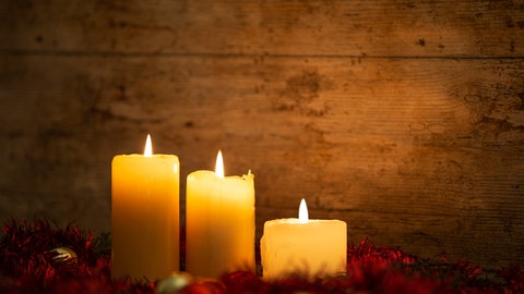 Drei brennende Kerzen - sicher, gemütlich, umweltfreundlich