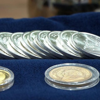 Goldene und silberne Münzen